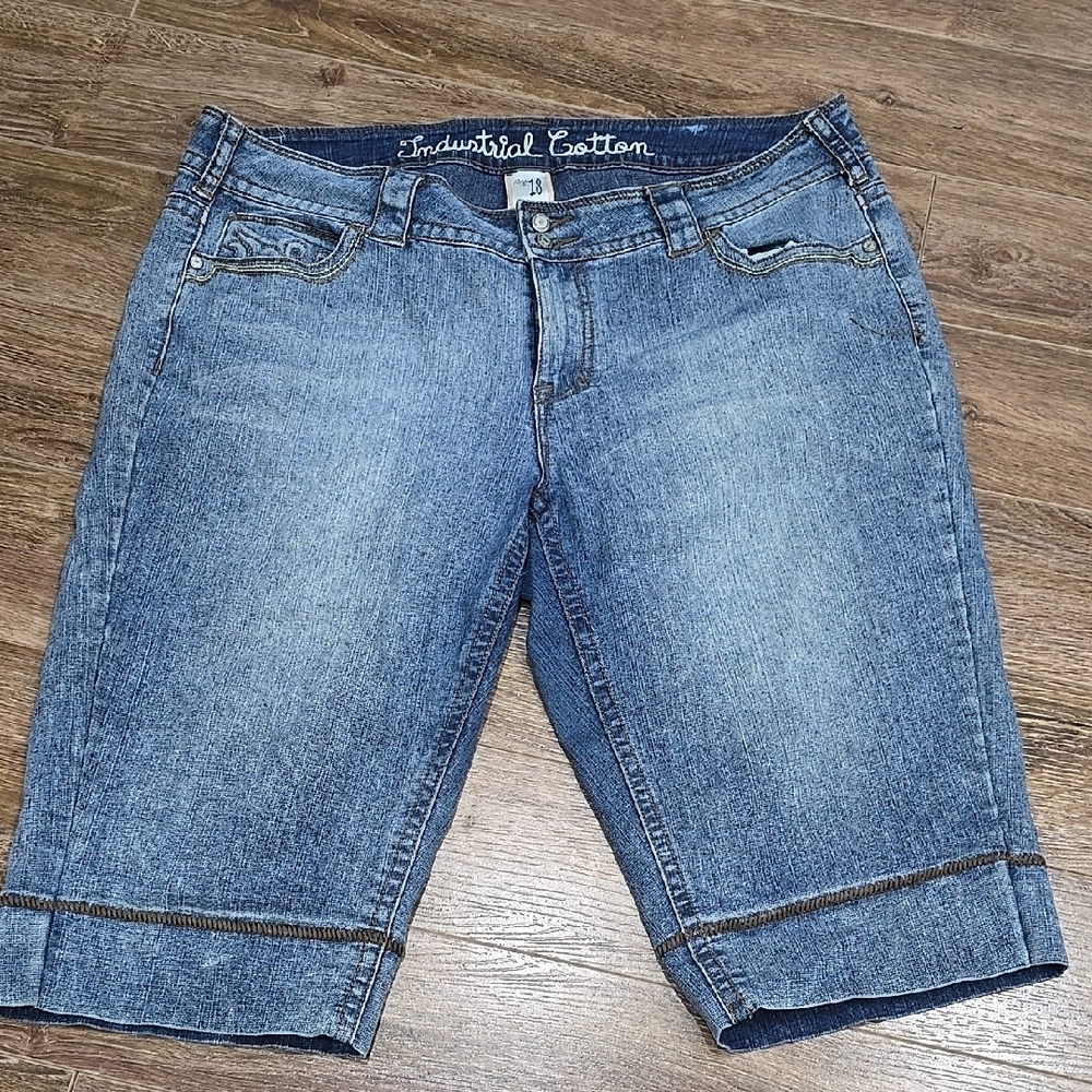 Blue Capri Jeans with Cuffed Hem and Relaxed Fit
